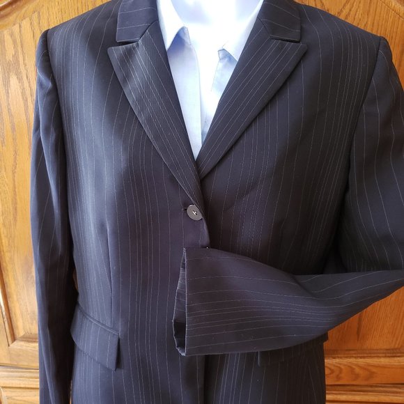 Tahari Petite Pinstripe Suit Jacket! - Picture 2 of 7